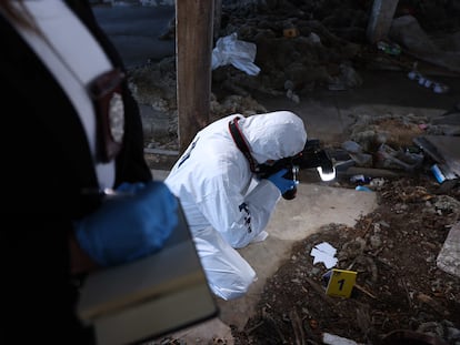 Perito de la PDI investiga un homicidio en Chile