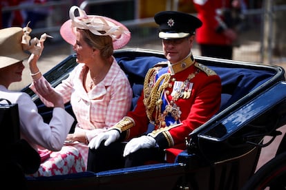 El príncipe Eduardo, el menor de los cuatro hijos de la monarca británica, junto a su esposa, Sofía de Wessex, a su salida en carruaje del Palacio de Buckingham.
