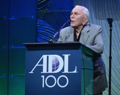 Kirk Douglas, en 2013, interviene durante la cena de los premios Centennial Entertainment Industry en el Beverly Hilton Hotel en Beverly Hills, California.