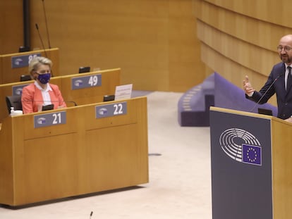 Ursula von der Leyen escucha a Charles Michel este lunes en la sesión del Parlamento Europeo en Bruselas.