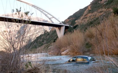 El coche de hombre fallecido en Millares se quedó encallado a la altura del moderno puente que une la localidad con Dos Aguas.