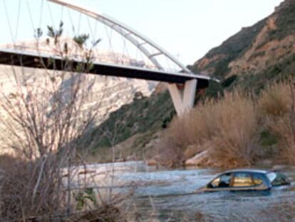 El coche de hombre fallecido en Millares se quedó encallado a la altura del moderno puente que une la localidad con Dos Aguas.