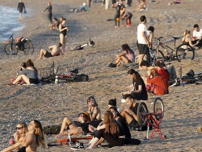 Playa de la Barceloneta a primera hora del jueves, un día después de la apertura de las playas de Barcelona.