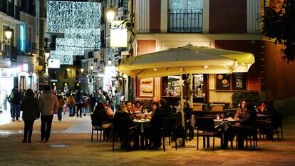 Clientes en una terraza en una calle del centro de Madrid, el día 15.