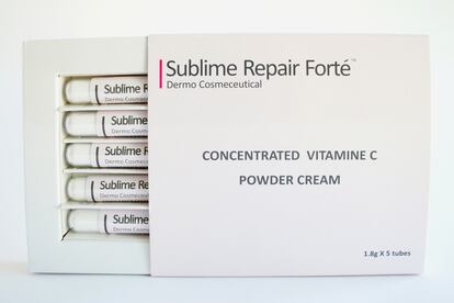 Polvo eres y el polvo te liberará del estrés. Éste es el formato de la Concentrated Vitamine C Powder Cream de Matriskin, un súper concentrado antioxidante y regenerador a base de vitamina C que se convierte en crema cuando entra en contacto con la piel. Es el aliado perfecto de esas pieles estresadas y que sufren las consecuencias de las agresiones ambientales ya que reduce las manchas, aporta luminosidad y firmeza, fortalece los capilares y hasta previene y minimiza el acné y los poros abiertos. Se aplica combinándolo con una crema hidratante o sérum para evitar que la alta concentración de vitamina C reseque la piel. Cuesta 88 euros.