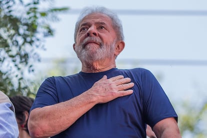 O ex-presidente Luiz Inácio Lula da Silva leva ao mão ao peito durante uma missa-ato em homenagem a sua mulher Marisa Letícia, falecida em 2016. A cerimônia, comandada de uma espécie de carro de som, foi realizada nos aforas do Sindicato dos Metalúrgicos do ABC, transformado em 'bunker' desde quinta-feira, quando Lula recebeu a ordem de prisão de determinada pelo juiz federal Sérgio Moro.