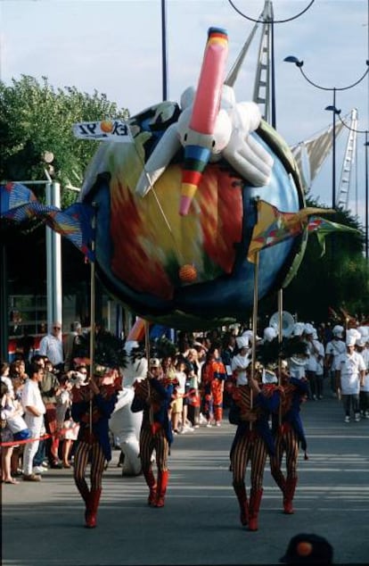 Imagen de la mascota de la Expo 92, Curro, sobre un globo del mundo, en un pasacalles. 