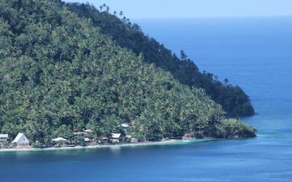 La costa de la isla indonesia de Manalu, vista desde la isla de Sangir.