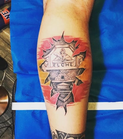 El tatuaje con el escudo del Elche CF que Adrián Ruiz luce en la pierna.