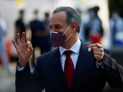 El subsecretario de Prevención y Promoción de la Salud de México, Hugo López-Gatell, sujete una dosis de la vacuna en Ciudad de México el pasado diciembre.