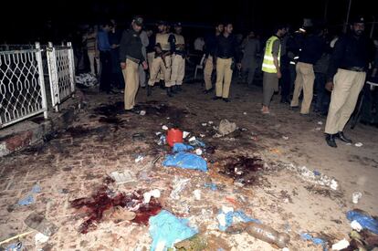 Trabajadores de emergencia paquistaníes y agentes de policía se concentran en un sitio de la explosión de bomba en Lahore.