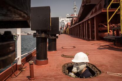 Un agente inspecciona el buque 'Osprey S', anclado en el mar de Mármara, en Estambul, el jueves. El 'Osprey S' partió del puerto ucraniano de Chornomorsk el día 16 con 11.500 toneladas de grano con destino a Turquía.