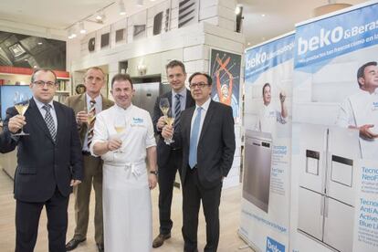 Martín Berasategui, en el centro, junto al equipo directivo de la firma Beko.