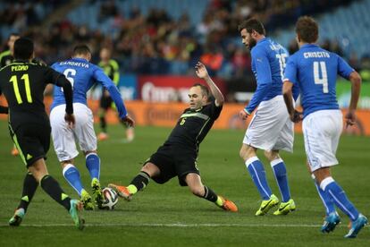 Iniesta le arrebata el balón a Candreva.