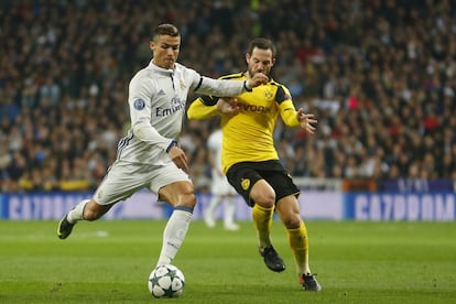 Cristiano Ronaldo disputa el balón con Gonzalo Castro durante el partido de Champions League contra el Borussia Dortmund, en el estadio Santiago Bernabeu.