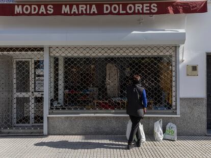 Un escaparate de una tienda cerrada en La Algaba, Sevilla, a finales de enero.
