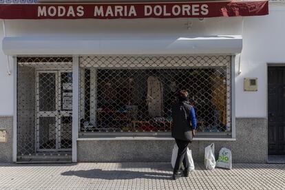 Un escaparate de una tienda cerrada en La Algaba, Sevilla, a finales de enero.