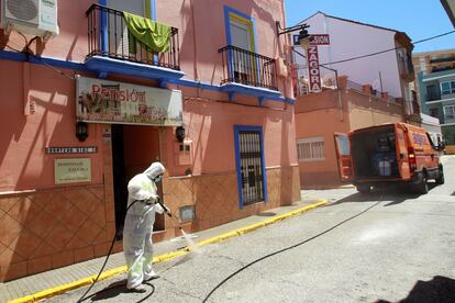 Desinfección en el exterior del hostal Zagora en Algeciras (Cádiz), aislado este jueves tras detectarse un brote de coronavirus.