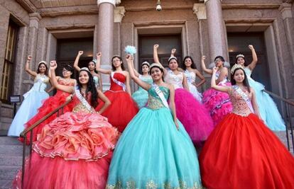 Una protesta de jóvenes latinas vestidas de quinceañeras frente al Capitolio de Austin.