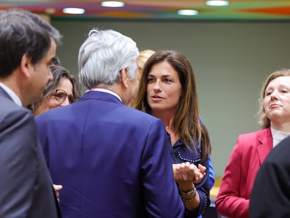 De frente, la ministra de Justicia húngara, Judith Varga, habla con el comisario de Justicia, Didier Reyders, bajo la mirada de la vicepresidenta de la Comisión Vera Jourova.