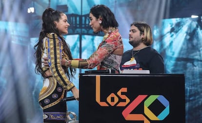 Rosalía, a la izquierda, y Dua Lipa se saludan en la anterior edición de Los 40 Music Awards.