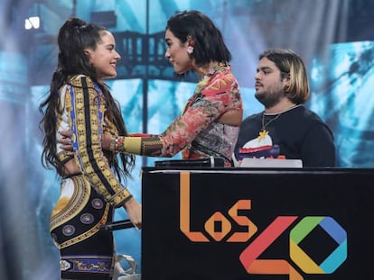 Rosalía, a la izquierda, y Dua Lipa se saludan en la anterior edición de Los 40 Music Awards.