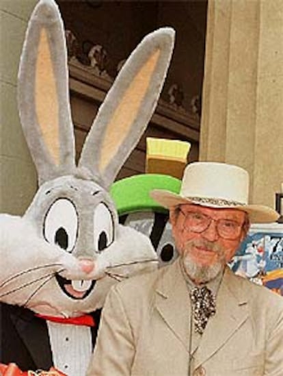 Chuck Jones, junto a un muñeco de Bugs Bunny, en 1998.