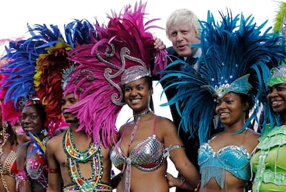 El exalcalde de Londres, Boris Johnson, se une a unas bailarinas en una sesión de fotos para promover el Carnaval de Notting Hill en el Ayuntamiento en Londres, el 24 de agosto de 2011.