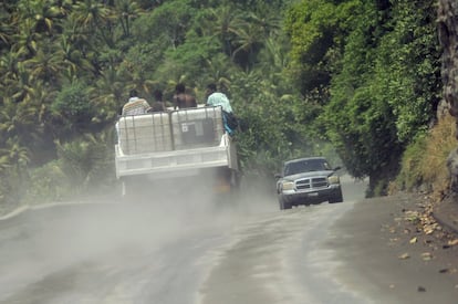Un camión transporta agua para llevar a algunas comunidades de San Vicente.