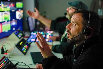 Trabajadores contralan los monitores dentro de la unidad mvil de Mediapro antes del comienzo del partido del Atletico de Madrid contra el Athletic Club de Bilbao en Estadio Metropolitano en Madrid, el sbado pasado.