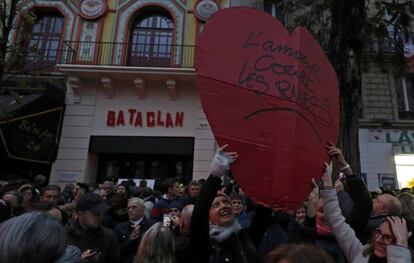 "El amor está en las calles" reza la pancarta de un grupo de manifestantes en la entrada de la sala Bataclan, donde terroristas asesinaron a 90 personas hace un año.