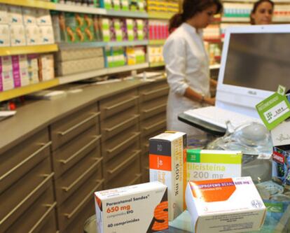 Medicamentos genéricos (paracetamol, ibuprofeno, acetilcisteína...) en una farmacia en San Sebastián.