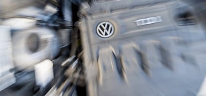 Fotograf&iacute;a con efecto zoom que muestra el motor di&eacute;sel de un Volkswagen Golf 2.0 TDI en un taller en Fr&aacute;ncfort (Alemania)