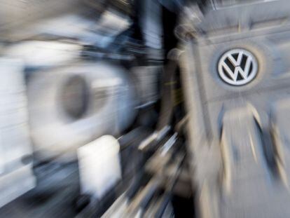 Fotograf&iacute;a con efecto zoom que muestra el motor di&eacute;sel de un Volkswagen Golf 2.0 TDI en un taller en Fr&aacute;ncfort (Alemania)