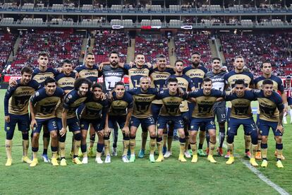 La plantilla de los Pumas, antes de jugar contra las Chivas, este sábado.