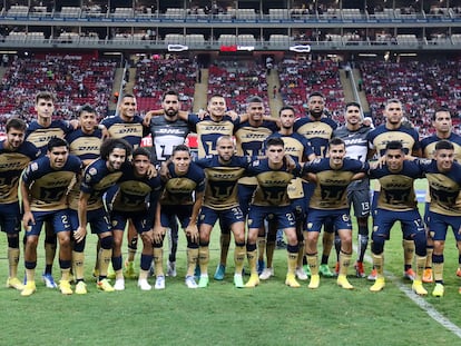 La plantilla de los Pumas, antes de jugar contra las Chivas, este sábado.