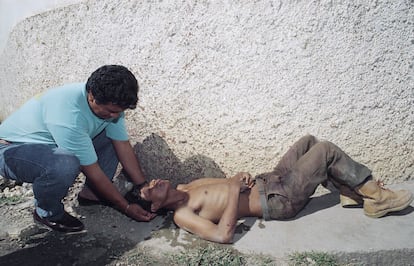 A resident of Ocosingo assists an EZLN guerrilla wounded during the clashes, on January 4, 1994.