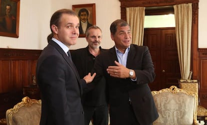 El ecólogo marino Enric Sala, el cantante Miguel Bosé y el presidente ecuatoriano, Rafael Correa.