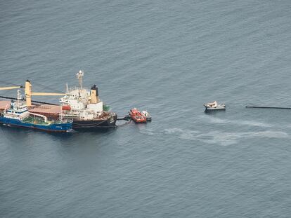 El dispositivo desplegado en torno al granelero 'OS 35', el buque que colisionó en la noche del lunes en la Bahía de Algeciras y que permanece varado frente a la cara este de Gibraltar, continúa los trabajos de bombeo para extraer el combustible del barco accidentado.