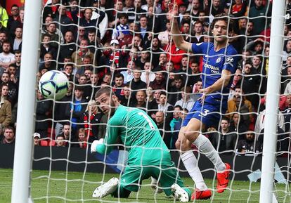 Los futbolistas españoles David de Gea (Manchester United) y Marcos Alonso (Chelsea) se enfrentan en un partido de la Premier League inglesa.