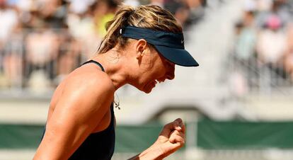 Sharapova celebra un punto contra Vekic, ayer en París.