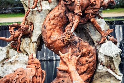 Detalle de la fuente de Andrómeda en el que Perseo muestra la cabeza de Medusa al dragón para que se petrifique.