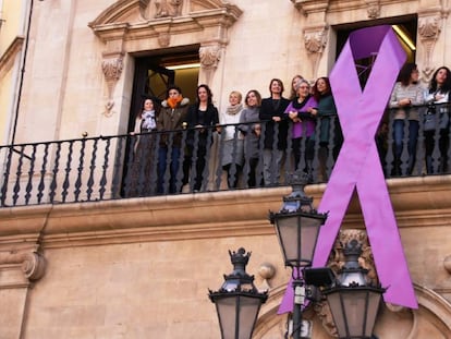El Ayuntamiento de Palma cuelga un gran lazo morado en su fachada con motivo del D&iacute;a Internacional de la Mujer.