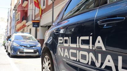 Un coche de policía frente a la sede de la comisaría de Alicante.