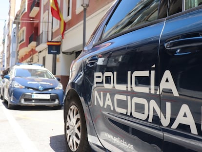 Un coche de policía frente a la sede de la comisaría de Alicante.