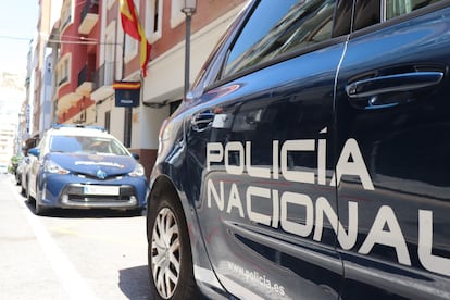 Un coche de policía frente a la sede de la comisaría de Alicante.