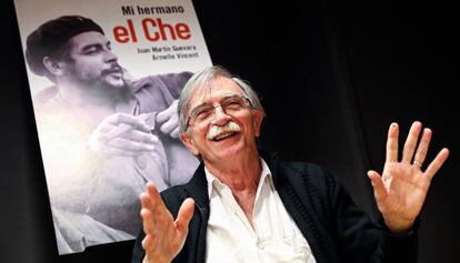 Juan Martin Guevara, hermano del 'Che' durante la presentacion de 'Mi hermano el Che'.
