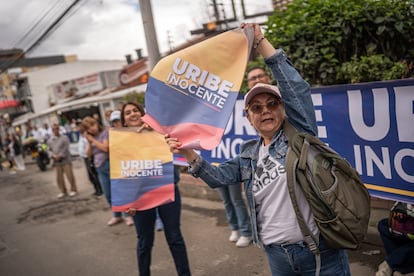El expresidente Álvaro Uribe recibó el apoyo de sus seguidores en el parque El Golfito.