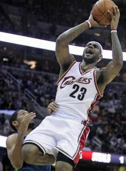 LeBron James lanza a canasta en un partido contra Minnesota.