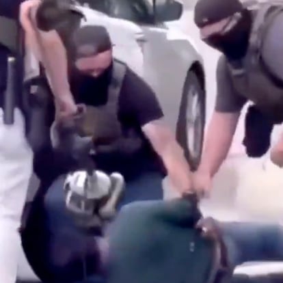 Momento en el que Narciso Barranco es detenido por miembros de la Patrulla Fronteriza en Santa Ana (Estados Unidos).